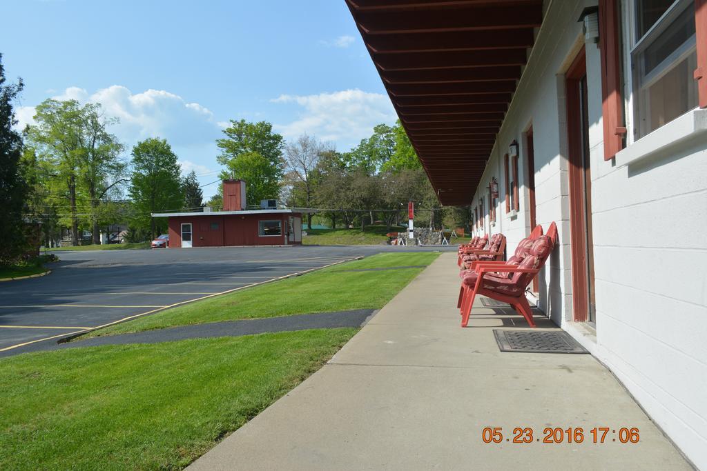 The Village Motel Richfield Springs Exterior photo