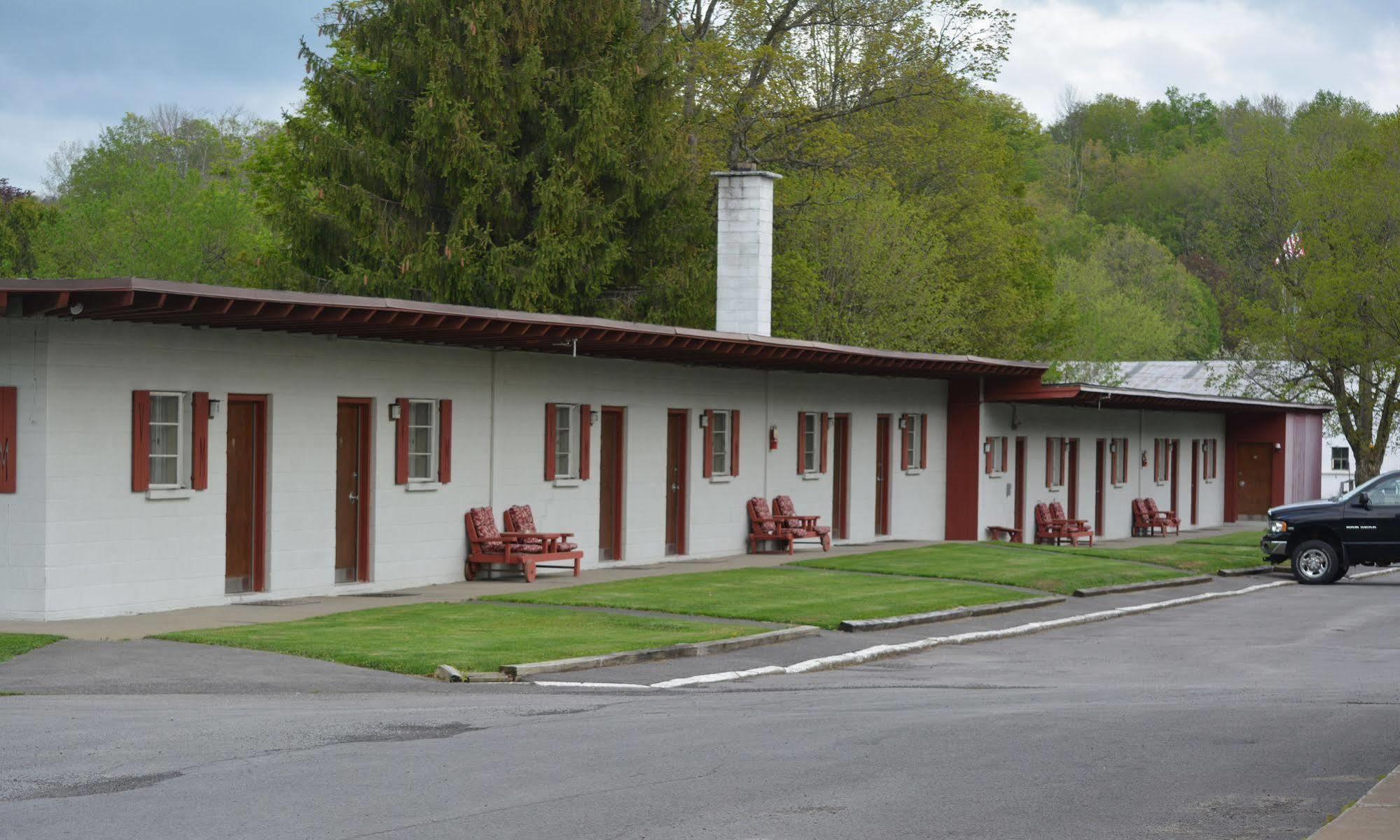 The Village Motel Richfield Springs Exterior photo